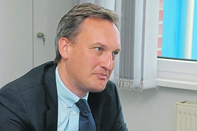 Geschäftsführer Markus Hilkenbach am Schreibtisch