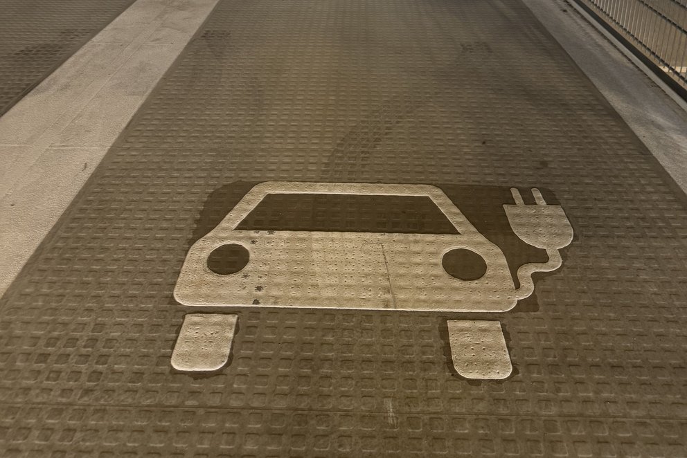 Parkplatz mit E-Ladestation im Parkhaus