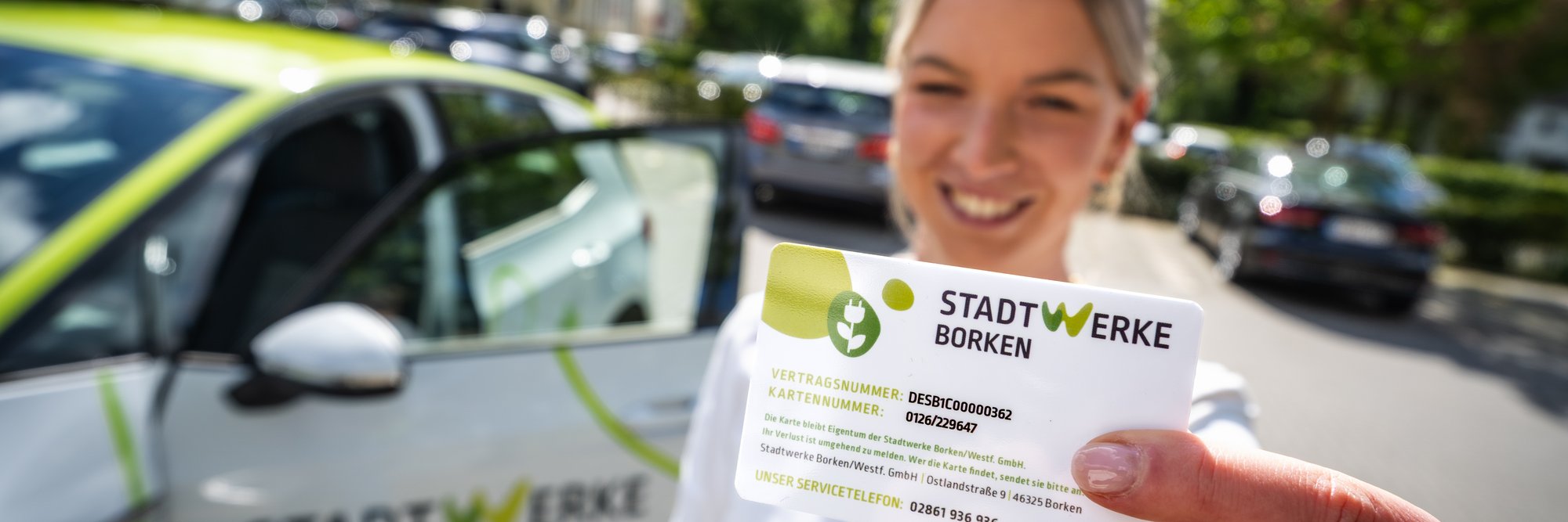 Frau hält Ladekarte nach vorn Frau hält Ladekarte nach vorn