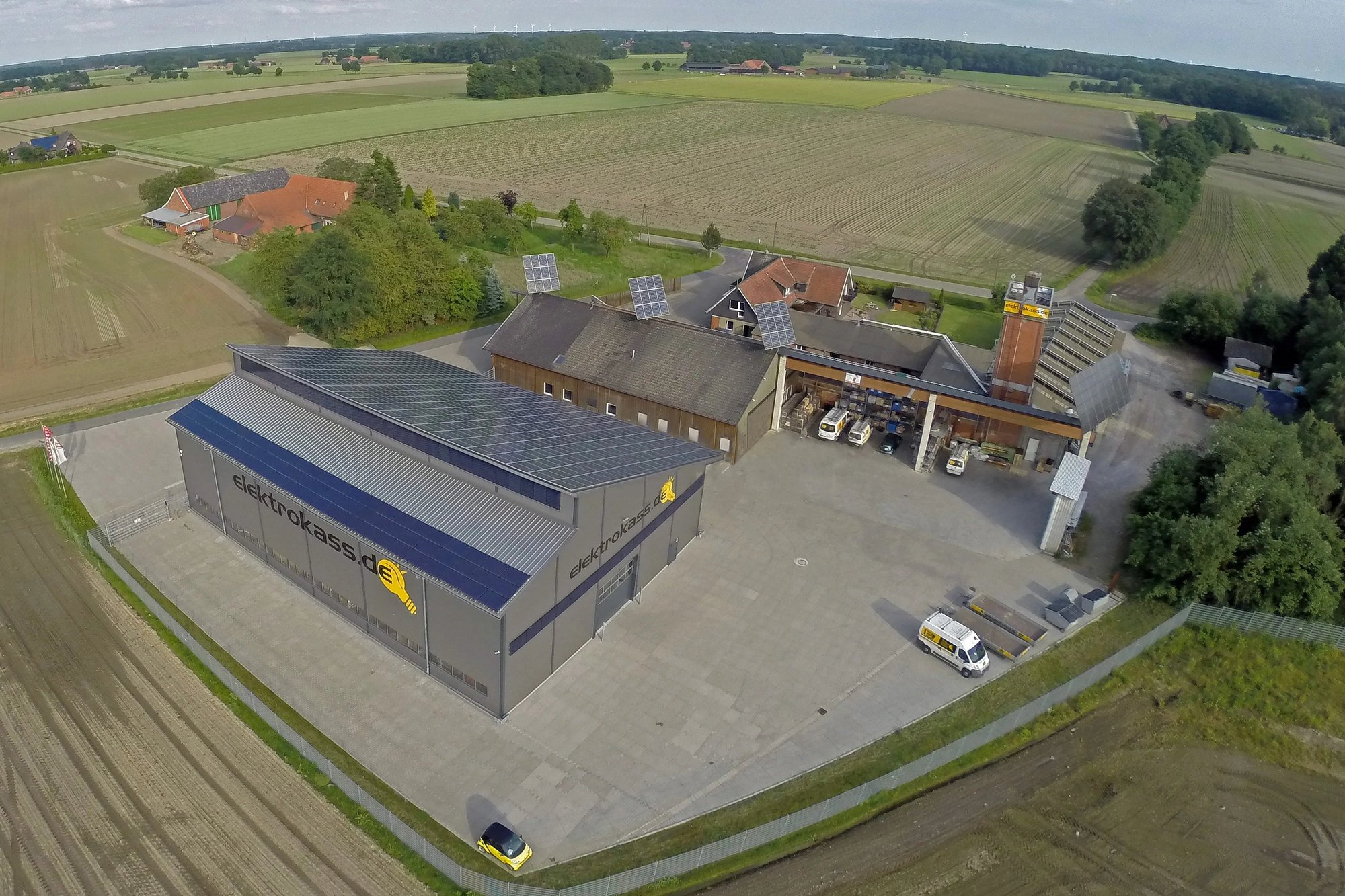 Industriehalle mit Solaranlage auf dem Dach. Das Bild zeigt eine Industriehalle mit einer Solaranlage auf dem Dach.