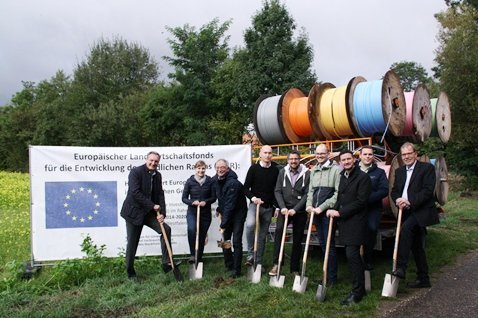 Glasfaserausbau Heiden Vertreter der Beteiligten mit Spaten vor Leerrohr-Trommeln