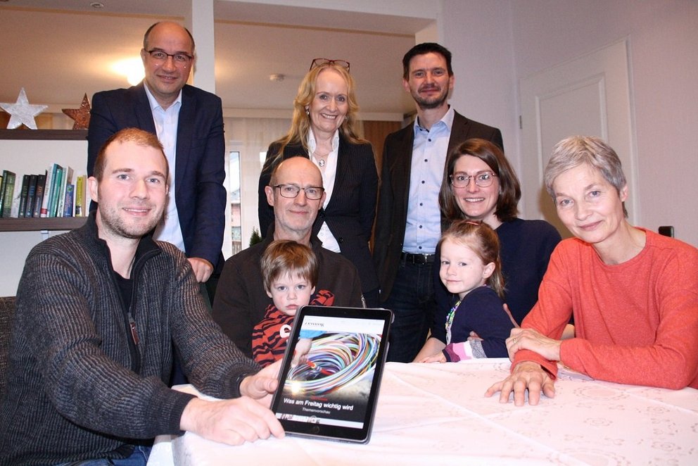 Glasfaseranschluss Weseke Gruppenbild Familie Meßling mit Bürgermeisterin M. Schulze Hessing, 1. Beigeordner Norbert Nießing und Thomas Abels von Glasfaser Westmünsterland