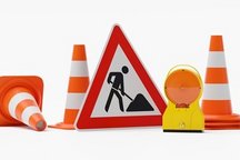 Information Baustelle Pylonen, Warnschild Baustelle und gelbe Warnleuchte