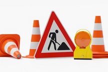 Pylonen, Warnschild Baustelle und gelbe Warnleuchte