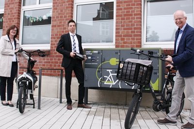 Anette Dirks, Ron Keßeler und Heinz Öhmann vor der Ladestation