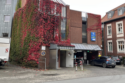 Einfahrt des Parkhauses Krankenhaus Münsterstraße mit einem Auto davor. Bildrechte bei der Stadt Coesfeld.
