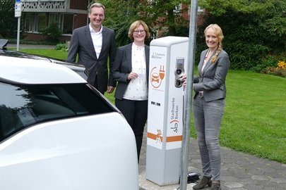 Ladestation Rathaus Borken Menschen an Ladestation mit weißem Auto