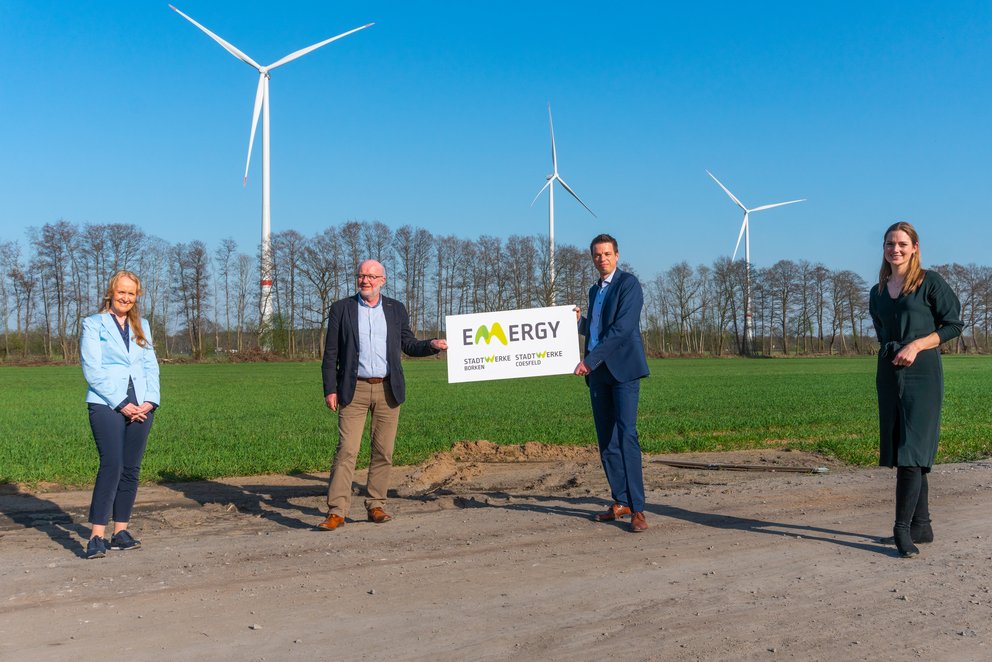 Eröffnung Windkraftanlagen Vier Personen auf Feldweg mit Windkraftanlagen