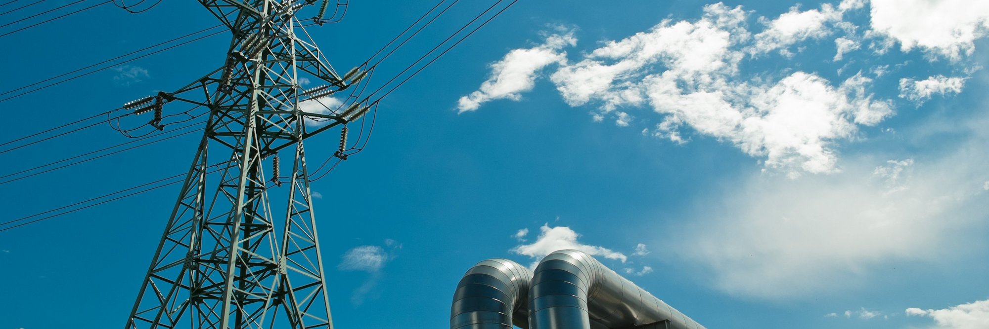 Eine Pipeline und Stromleitung unter freiem Himmel. Eine Pipeline und Stromleitung unter freiem Himmel.